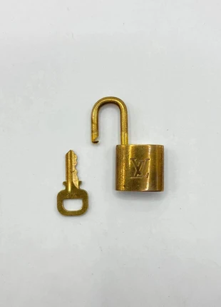 Cadenas Louis Vuitton + clé / padlock – accessoire iconique, merk: Louis Vuitton, staat: Heel goed, € 39,90, € 42,60 inclusief Kopersbescherming