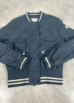 Moncler – Blouson bomber bleu marine – Taille 3 (S homme) Code 208N, marque: Moncler, état: Très bon état, taille: S, 89,00 €, 94,15 € Protection acheteurs (Pro) incluse