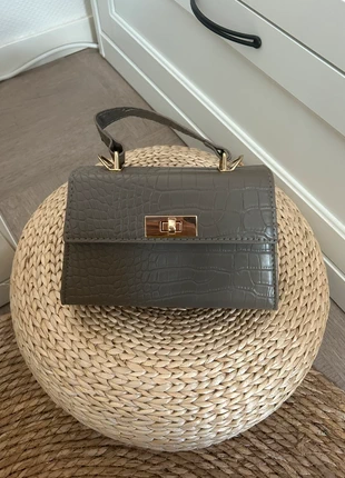 Petit sac à main avec bandoulière effet croco couleur taupe dorée, marque: H&M, état: Très bon état, 30,00 €, 32,20 € Protection acheteurs incluse