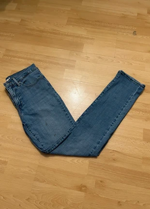 Jean droit Levi's femme Shaping slim 312 bleu clair - taille 40, marque: Levi's, état: Bon état, taille: L / 40 / 12, 25,00 €, 26,95 € Protection acheteurs incluse