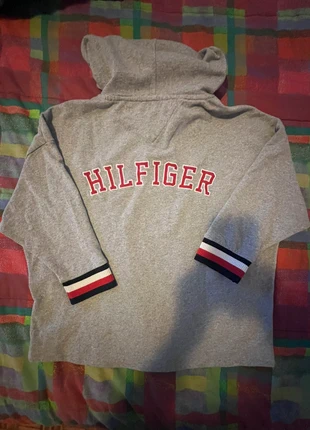 Felpa Tommy Hilfiger mai usata, brand: Tommy Hilfiger, condizioni: Nuovo senza cartellino, taglia: M / IT 42 / EU 38, €16.00, €17.50 include la Protezione acquisti