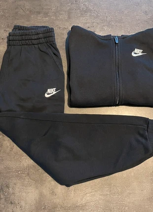 Ensemble Nike noire, marque: Nike, état: Très bon état, taille: 10 ans / 140 cm, 25,00 €, 26,95 € Protection acheteurs incluse