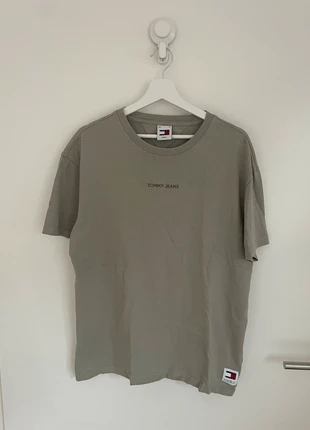 Tommy Jeans khaki groen effen tshirt met logo maat M/38, merk: Tommy Jeans, staat: Heel goed, maat: M, € 6,00, € 7,00 inclusief Kopersbescherming