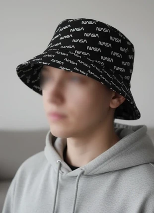 Bob NASA noir motif, brand: Don't Call Me Jennyfer, condizioni: Ottime, taglia: Taglia unica, €5.00, €5.95 include la Protezione acquisti