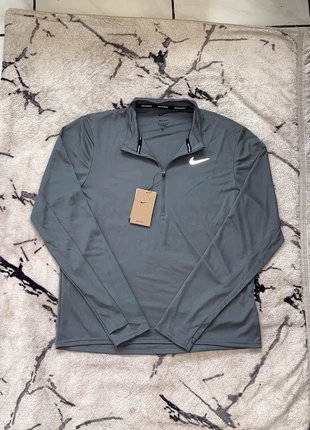 Haut pull demi zip nike Running gris, marke: Nike, zustand: Neu, mit Etikett, größe: M, 44,99 €, 47,94 € inklusive Vinted-Käuferschutz