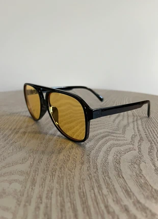 Geel-zwart mooie zonnebril, staat: Heel goed, € 13,50, € 14,88 inclusief Kopersbescherming