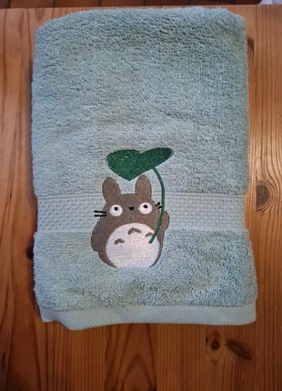 Serviette brodée totoro, état: Neuf sans étiquette, 8,00 €, 9,10 € Protection acheteurs incluse