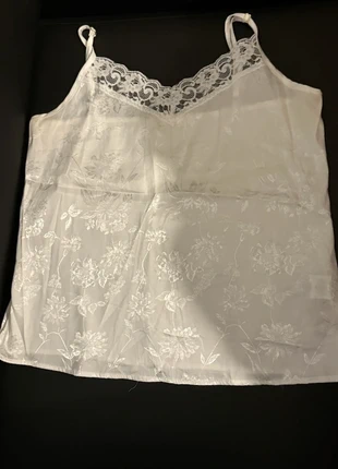 Débardeur blanc satiné à dentelle, marque: nesaitplus, état: Très bon état, taille: M / 38 / 10, 10,00 €, 11,20 € Protection acheteurs incluse