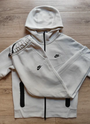 Ensemble Nike Tech Fleece Beige - M - Authentique, marque: Nike, état: Très bon état, taille: M, 80,00 €, 84,70 € Protection acheteurs incluse