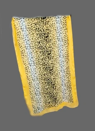 Foulard jaune à motif léopard – Comme neuf, staat: Heel goed, € 1,05, € 1,80 inclusief Kopersbescherming Pro