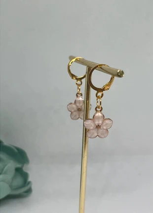 Goudkleurige oorbellen bloem, staat: Nieuw zonder prijskaartje, € 1,00, € 1,75 inclusief Kopersbescherming Pro