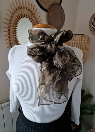 Foulard écharpe en 100% soie 75x140 cm marron à motifs vintage, merk: Vintage, staat: Heel goed, € 5,00, € 5,95 inclusief Kopersbescherming Pro