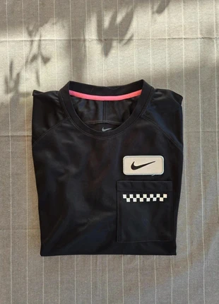 Haut Nike Noir Taille Xl T-shirt Très bon état, marca: Nike, estado: Muito bom, tamanho: XL, €9.00, €10.15 inclui Proteção do Comprador