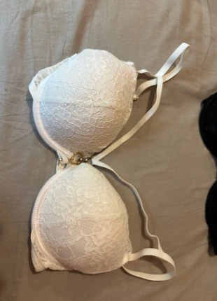 Soutiens-gorge blanc effet push-up, marque: BLANC, état: Neuf sans étiquette, taille: 90B, 2,00 €, 2,80 € Protection acheteurs incluse