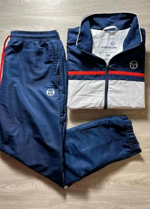 Ensemble veste jogging Sergio Tacchini / bleu marine logo blanc / Taille L, merk: Sergio Tacchini, staat: Heel goed, maat: L, € 55,00, € 58,45 inclusief Kopersbescherming