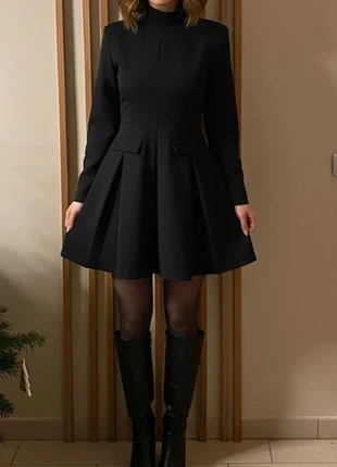 Robe noire patineuse à manches longues et col montant, marque: maison ariela, état: Très bon état, taille: M / 38 / 10, 44,90 €, 47,85 € Protection acheteurs incluse