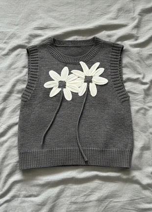 Pull sans manches gris fleurs brodées blanches style cute vintage Y2K girly, merk: Vintage Dressing, staat: Heel goed, maat: M / 38 / 10, € 39,99, € 42,69 inclusief Kopersbescherming