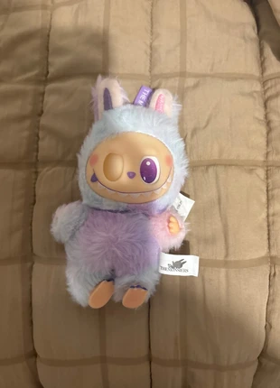 een labubu/lafufu met een oog en een gekleurde tand, één hand en twee oren en twee voeten, merk: POPMART, staat: Goed, € 2,00, € 2,80 inclusief Kopersbescherming