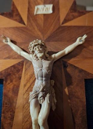 Crucifix en marqueterie et bakélite, état: Bon état, 15,00 €, 16,45 € Protection acheteurs incluse