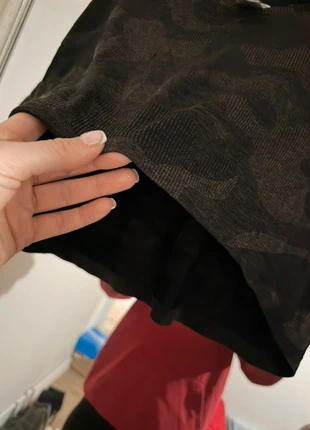 Gymshark cropped top, merk: Gymshark, staat: Heel goed, maat: L / 40 / 12, € 10,00, € 11,20 inclusief Kopersbescherming