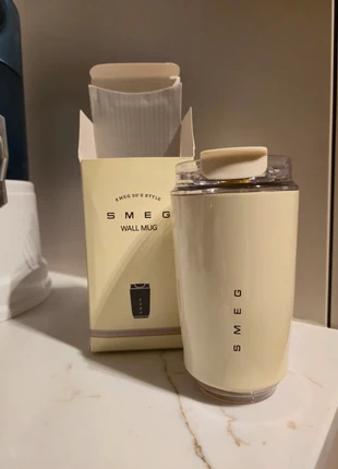 Beker thermosbeker mok beige coffee smeg winter japandi, merk: Smeg, staat: Als nieuw, € 15,00, € 16,45 inclusief Kopersbescherming