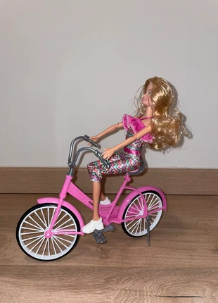Barbie et son vélo, marque: Barbie, état: Très bon état, taille: 3 ans / 98 cm, 3,00 €, 3,85 € Protection acheteurs incluse