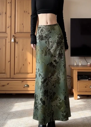 Jupe longue satinée verte à fleurs – coupe fluide élégante, estado: Muito bom, tamanho: M / 38 / 10, €39.90, €42.60 inclui Proteção do Comprador Pro