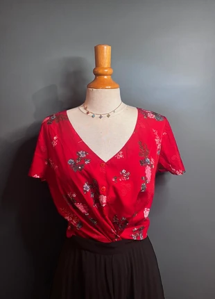 🪭 Blouse rouge à fleurs à nouée, marque: Fashion Private Company, état: Très bon état, taille: XL / 42 / 14, 5,00 €, 5,95 € Protection acheteurs incluse