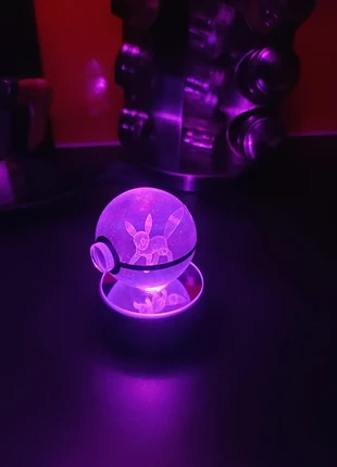 Pokemon Umbreon Lampada Led sfera Pokeball con base a luce Led RGB, merk: Pokémon, staat: Heel goed, € 17,00, € 18,55 inclusief Kopersbescherming