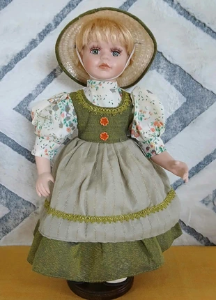 Poupée en porcelaine "Hélène" avec support en bois, merk: Poupée Porcelaine, staat: Heel goed, maat: 8 jaar / 128 cm, € 11,00, € 12,25 inclusief Kopersbescherming