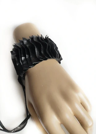 Aparte, zwart ( hoogglans )leren armband / cuff - recycled - nikkelvrij, staat: Heel goed, € 15,00, € 16,45 inclusief Kopersbescherming