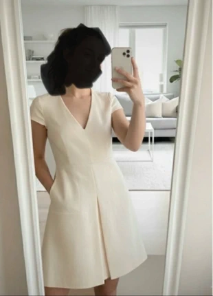 Robe crème élégante à décolleté V - chic et féminine, parfaite pour toute occasion 🤍, marque: Gerard Darel, état: Très bon état, taille: S / 36 / 8, 40,00 €, 42,70 € Protection acheteurs incluse