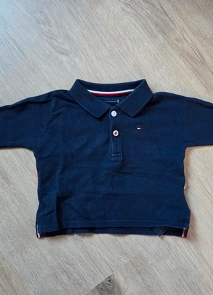 Baby polo lange mouw Tommy Hilfiger, merk: Tommy Hilfiger, staat: Goed, maat: 6-9 maanden / 68 cm, € 8,00, € 9,10 inclusief Kopersbescherming