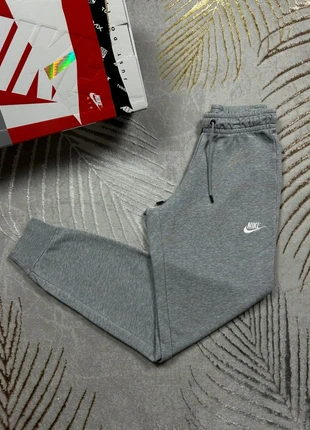 Jogging Nike gris clair logo brodé Nike blanc, marque: Nike, état: Très bon état, taille: XS, 28,00 €, 30,10 € Protection acheteurs (Pro) incluse