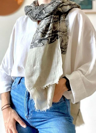 Foulard Caroll - Motif Serpent et Uni - Noir/Gris - Bon état, marke: Caroll, zustand: Gut, 5,90 €, 6,90 € beinhaltet Vinted-Käuferschutz Pro