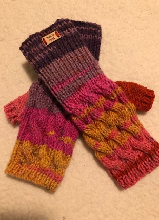 Vrolijk gekleurde handschoenen waar je mee kan appen, merk: Made By Oma, staat: Nieuw zonder prijskaartje, maat: Universele maat, € 8,00, € 9,10 inclusief Kopersbescherming