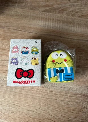 Porte clés mini sac à dos loungefly hello kitty keroppi, marca: Loungefly, estado: Novo sem etiquetas, €16.00, €17.50 inclui Proteção do Comprador