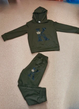 Ensemble Jogging Pour Garçon Vert Kaki, merk: Shein, staat: Nieuw zonder prijskaartje, maat: 6 jaar / 116 cm, € 8,00, € 9,10 inclusief Kopersbescherming