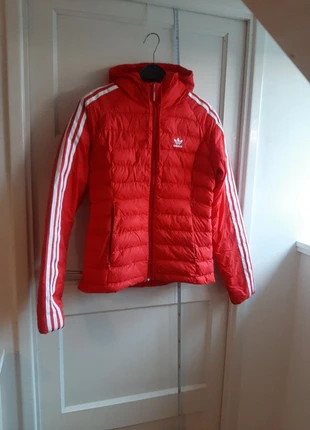 Rode adidas jas, merk: adidas, staat: Heel goed, maat: XS / 34 / 6, € 12,50, € 13,83 inclusief Kopersbescherming