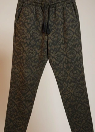 Jogging Kaki Imprimé "Le Temps des Cerises" Taille XXS - Streetwear Confort, marque: Le Temps des Cerises, état: Très bon état, taille: XXS / 32 / 4, 15,00 €, 16,45 € Protection acheteurs incluse