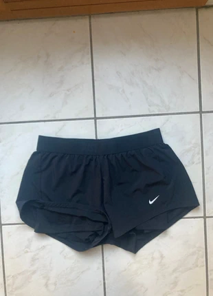 Short running Nike taille M couleur noir, marke: Nike, zustand: Sehr gut, größe: M / 38 / 10, 18,00 €, 19,60 € beinhaltet Vinted-Käuferschutz Pro
