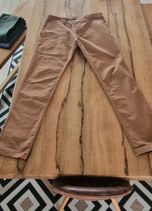 Chino Carhartt 32x32 marron, marke: Carhartt, zustand: Sehr gut, größe: W32 | DE 48, 25,00 €, 26,95 € inklusive Vinted-Käuferschutz