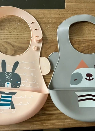 Lot de 2 bavoirs rose clair et gris avec motif en silicone souple avec récupérateur, état: Très bon état, 8,00 €, 9,10 € Protection acheteurs incluse