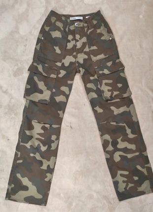 🟩 Pantalon cargo camouflage Bershka – Taille 32 (XS), marque: Bershka, état: Très bon état, taille: XXS / 32 / 4, 6,00 €, 7,00 € Protection acheteurs incluse