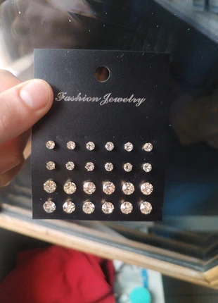 12 paires de boucles d'oreilles décoratives en zircone luxueuses, simples, brillantes et soignantes, marke: Fashion Jewelry, zustand: Neu, mit Etikett, 4,99 €, 5,94 € inklusive Vinted-Käuferschutz