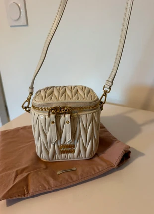 Micro sac miu miu comme neuf blanc en cuir, marque: Miu Miu, état: Neuf sans étiquette, 900,00 €, 918,00 € Protection acheteurs incluse