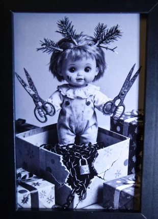 cabinet de curiosité cadre Poupée horreur gothique Noël 10x15cm, brand: Curiosité, condition: Very good, €4.99, €5.94 includes Buyer Protection