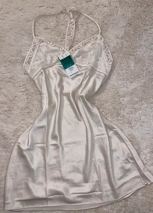 Nuisette blanche en satin by Chantelle, marque: Chantelle, état: Neuf avec étiquette, taille: S / 36 / 8, 15,00 €, 16,45 € Protection acheteurs incluse