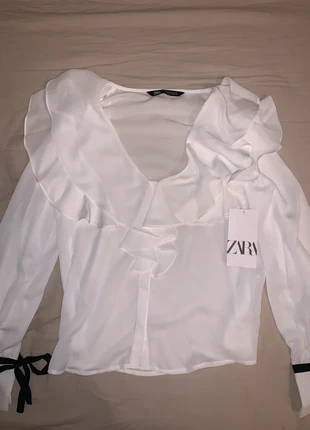 ZARA Bluse mit Volant & schwarzem Bindedetail Ärmel weiß / schwarz, merk: Zara, staat: Nieuw met prijskaartje, maat: XS / 34 / 6, € 17,00, € 18,55 inclusief Kopersbescherming