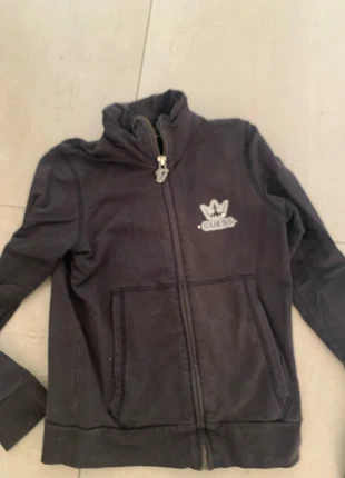 Sweat/gilet guess avec strass noir poches devant et col montant, marke: GUESS, zustand: Sehr gut, größe: 9 Jahre / 134, 6,00 €, 7,00 € inklusive Vinted-Käuferschutz
